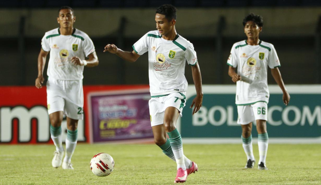 Selain Marselino Ferdinan ada Dicky Kurniawan yang merupakan pemain muda yang diturunkan Aji Santoso untuk melawan Super Elja. (Foto: Bola.com/Ikhwan Yanuar)