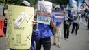 Massa Gabungan Serikat Buruh Indonesia (GSBI) membawa pembalut wanita saat berunjuk rasa di kawasan Patung Kuda, Jakarta, Senin (16/11/2020). GSBI meminta pemerintah mencabut UU Cipta Kerja serta menaikkan upah buruh 2021 sesuai kebutuhan rill buruh dan keluarga. (Liputan6.com/Faizal Fanani)