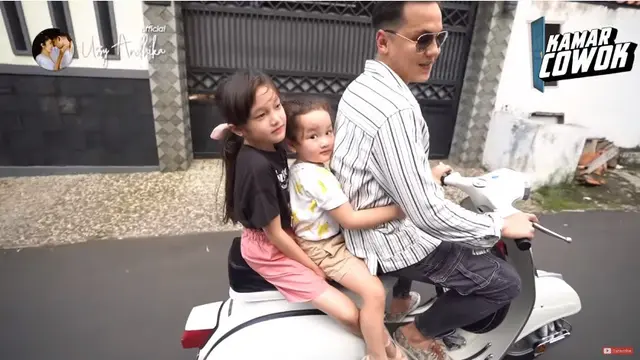 7 Momen Andhika Pratama Ajak Ussy Sulistiawaty dan Anak Naik Vespa