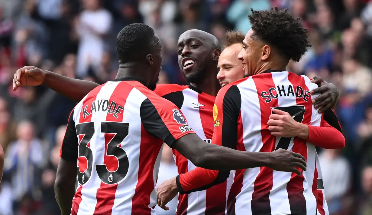 Pemain Brentford merayakan gol yang dicetak oleh Mikkel Damsgaard (dua kanan) ke gawang Manchester United dalam laga lanjutan Liga Inggris 2024/2025 di Gtech Community Stadium, London, Inggris, Minggu (04/05/2025) waktu setempat. (AFP/Justin Tallis)