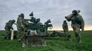 Tentara Ukraina mempersiapkan Howitzer M777 yang dipasok Amerika Serikat (AS) untuk menggempur posisi Rusia di wilayah Kherson, Ukraina, 9 Januari 2023. Memasuki hari ke-321 peperangan, konflik di antara Rusia dengan Ukraina sampai saat ini terus berlanjut dan belum terlihat akan segera berakhir. (AP Photo/Libkos)