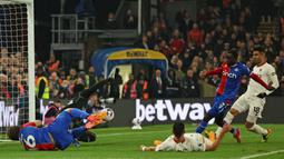 Pemain Crystal Palace, Tyrick Mitchell, mencetak gol ke gawang Manchester United pada laga pekan ke-36 Premier League 2023/2024 yang digelar di Selhurst Park, Selasa (7/5/2024). Berkat hasil ini, Crystal Palace kini menghuni peringkat 14 di tabel klasemen dengan poin 43. (AFP/Adrian Dennis)