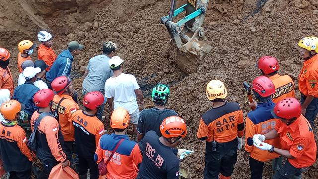 Upaya pencarian korban longsor di Lumajang menggunakan alat berat. (Dian Kurniawan/Liputan6.com)