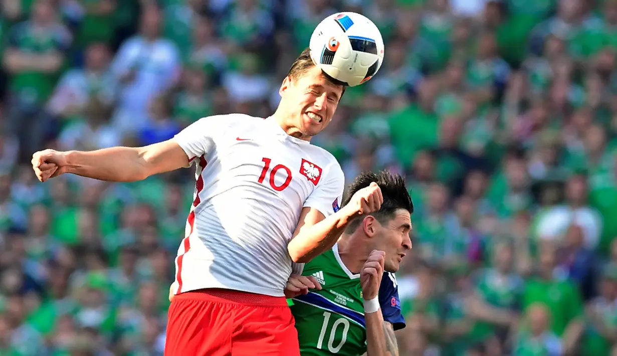 Grzegorz Krychowiak memenangi 100% duel udara dan melepaskan 91% umpan akurat saat Polandia mengalahkan Irlandia Utara 1-0, (12/6/2016). (AFP/Tobias Schwarz)