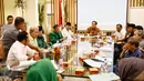 Ketua Umum PPP Djan Faridz (tengah) hadir saar pertemuan di gedung PPP, Jakarta, (22/2). Pertemuan membahas menolak keputusan Menkumham yang mengesahkan kembali surat susunan DPP PPP muktamar bandung 2012. (Liputan6.com/Faizal Fanani)