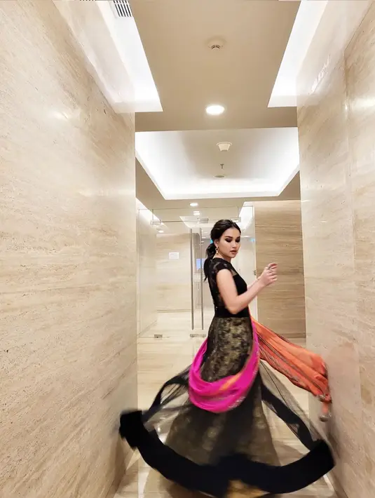 Kecantikan Ayu Ting Ting memakai baju India tersebut sampai menarik perhatian Shaheer Sheikh yang merupakan mantan kekasih putri dari Ayah Ozak itu. (Instagram/ ayutingting92)