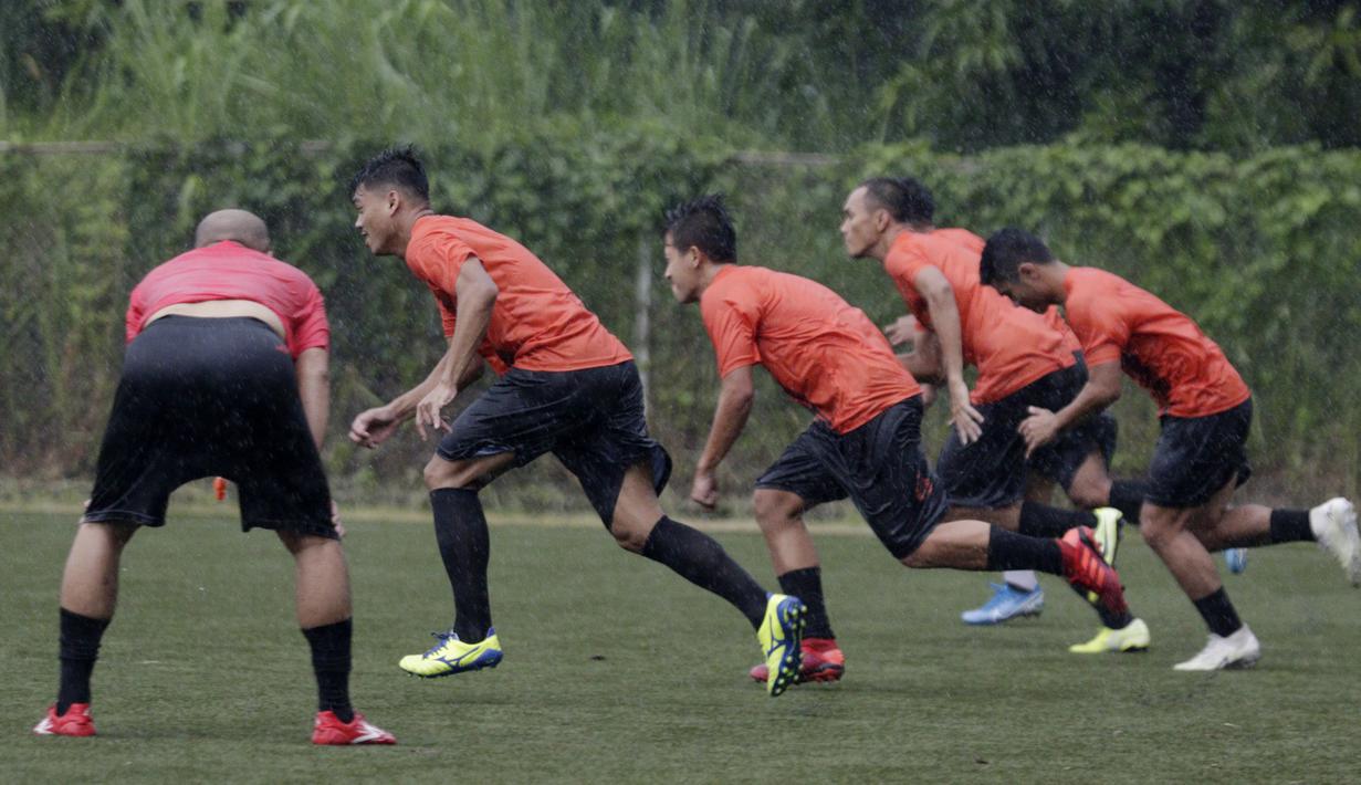 Pemain Persija Jakarta melakukan latihan di Lapangan NYTC, Sawangan, Depok, Kamis (16/1/2020). Hujan deras beserta petir membuat latihan Persija Jakarta kali ini hanya berlangsung sekitar 25 menit. (Bola.com/M Iqbal Ichsan)