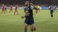 Gelandang Arema FC, Ahmet Atayev, merayakan gol yang dicetaknya ke gawang Persija Jakarta pada laga Liga 1 di SUGBK, Jakarta, Sabtu (31/3/2018). Persija menang 3-1 atas Arema FC. (Bola.com/Vitalis Yogi Trisna)