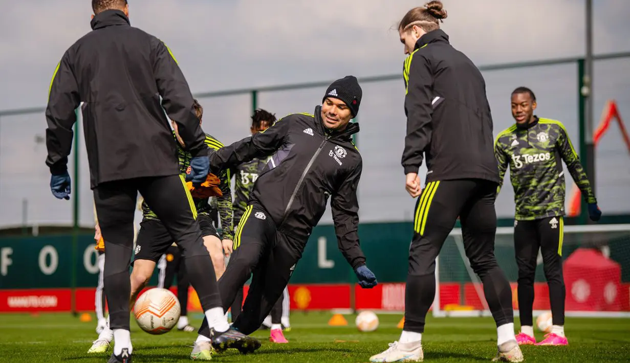 Pemain Manchester United, Casemiro, mengikuti sesi latihan jelang laga melawan Sevilla pada leg kedua perempat final Liga Europa. (Twitter Manchester United)