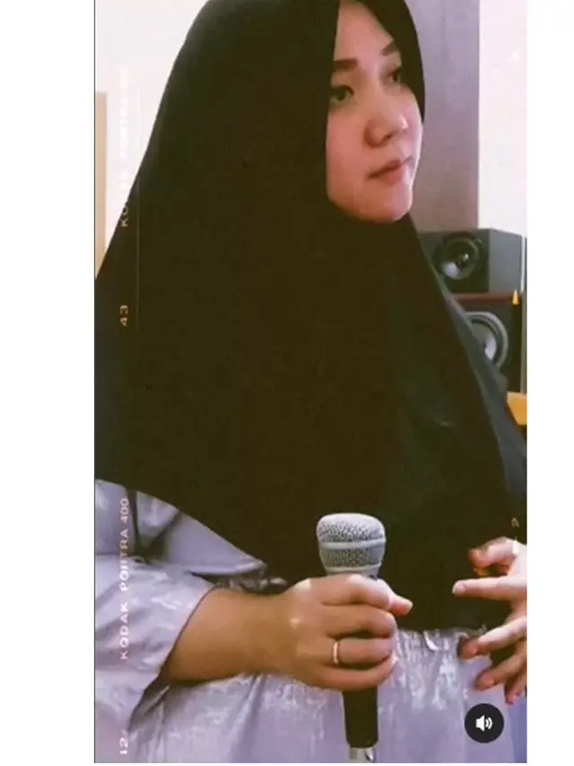 Lama Tak Terdengar, Ini 6 Potret Terbaru Sulis yang Baru Melahirkan Anak Kedua