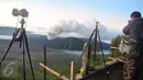 Wisatawan saat mengabadikan keindahan pemandangan Gunung Bromo saat menjelang pagi hari di lereng seruni, Kabupaten Probolinggo, Minggu, (3/4 /2016). Terjadinya erupsi lava di gunung Bromo yang masih terjadi menambah eksotik keindahan gunung ini. (Gholib)