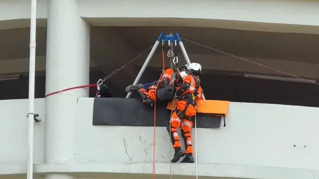 Kantor SAR Jakarta menggelar Latihan Gabungan Urban Search and Rescue (SAR) di salah satu pusat perbelanjaan kawasan Kuningan Setiabudi, Jakarta Selatan (Jaksel), Rabu (18/12/2024).