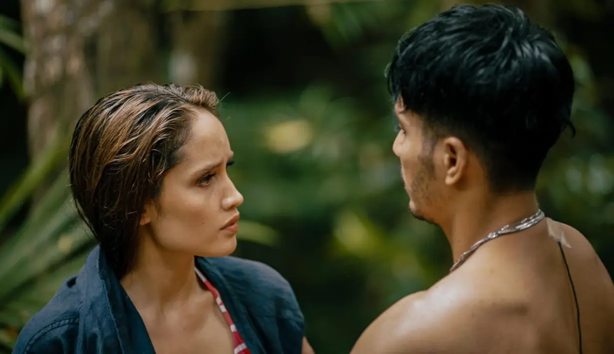 Melansir dari akun Instagram rumah produksi Sky Films, syuting Scandal 2 berlangsung di Bali. Rangga Nattra dan Cinta Laura dipercaya sebagai pemeran utama. Pengambilan gambar di Pulau Dewata bukan untuk gaya-gayaan melainkan sejalan dengan kebutuhan cerita dan para tokohnya. Scandal 2 jadi salah satu webseries paling ditunggu tahun ini. (Foto: Dok. Instagram @rangganattra)