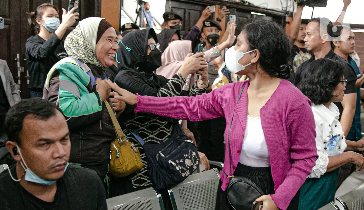 Ekspresi Keluarga Brigadir Joshua saat mendengarkan vonis Majelis Hakim dalam persidangan kasus pembunuhan berencana terhadap putranya dengan terdakwa Ferdy Sambo di Pengadilan Negeri Jakarta Selatan, Jakarta, Senin (13/2/2023). Ketua Majelis Hakim Wahyu Imam Santoso memvonis mantan Kadiv Propam tersebut hukuman mati karena terbukti sebagai dalang pembunuhan berencana Brigadir J. (Liputan6.com/Faizal Fanani)