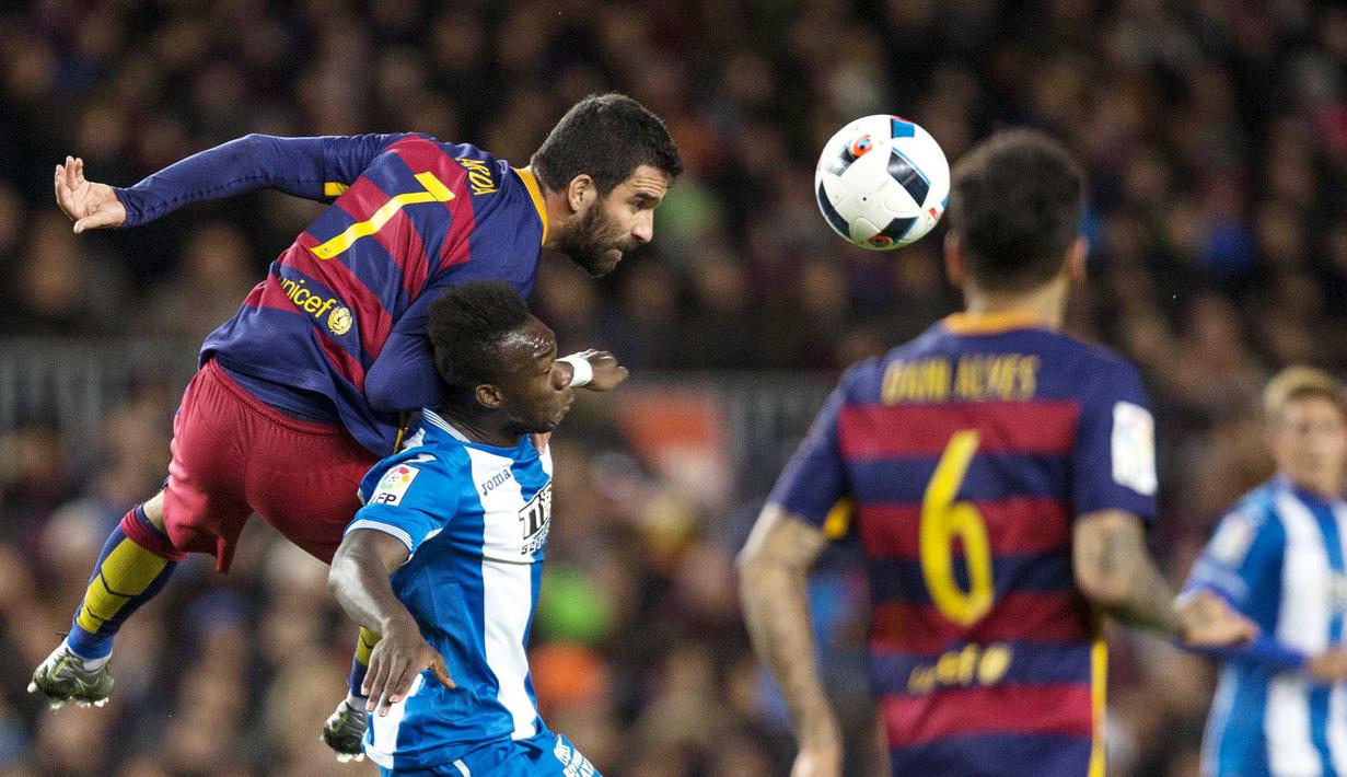 Pemain RCD Espanyol, Felipe Caicedo (2kiri) berebut bola dengan pemain Barcelona, Arda Turan pada laga Copa Del REy leg kedua babak 16 besar di Stadion Power8,  Cornella-El Prat, Barcelona, Spanyol,Kamis (14/1/2016) dini hari WIB.  (EPA/Andreu Dalmau)