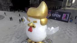 Desainer patung tersebut mengaku terinspirasi dari sosok Trump, Tiongkok, Sabtu (24/12). Pemasangan patung tersebut dilakukan untuk menyambut tahun ayam pada 2017 mendatang. (AFP PHOTO / STR)