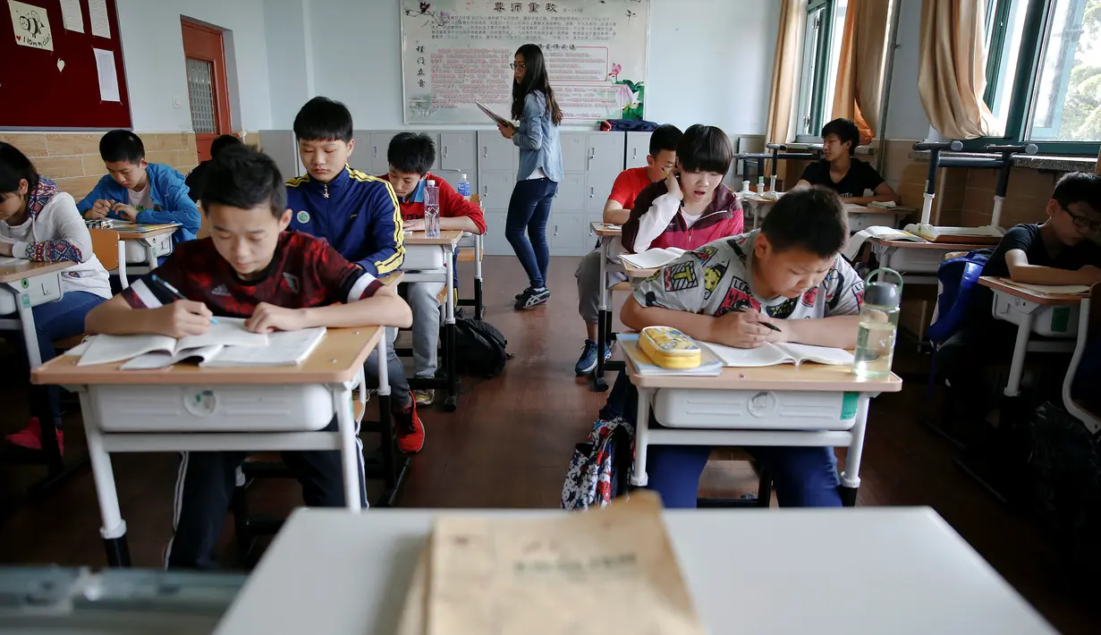 Sejumlah murid saat mengikuti kelas teori di Sekolah Atlet Shichahai, China (18/5). Sistem sekolah olahraga di China telah sangat membantu meraih kesuksesan dengan didikan kerasnya. (REUTERS/Aly Song)