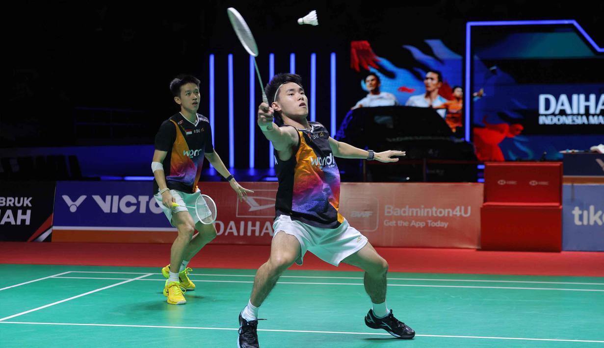 Raymond Indra/Nikolaus Joaquin harus mengakui keunggulan wakil Malaysia, Goh Sze Fei/Nur Izzuddin Rumsani. Tampak dalam foto, pebulu tangkis ganda putra Indonesia, Raymond Indra/Nikolaus Joaquin saat bertanding melawan wakil Malaysia, Goh Sze Fei/Nur Izzuddin Rumsani pada final Indonesia Masters 2026 di Istora Gelora Bung Karno, Senayan, Jakarta, Minggu (25/1/2026). (Bola.com/Bagaskara Lazuardi)