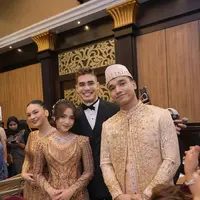 Tak ketinggalan Aisar Khaled, TikToker yang dirumorkan dekat dengan Fuji turut hadir mengenakan setelan jas hitam dan kemeja putih. [@fadlyfsl_].