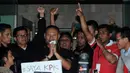 Wakil Ketua KPK, Bambang Widjojanto kembali ke gedung KPK Jakarta, Sabtu dini hari (24/1/2015). Bambang Widjojanto kembali ke gedung KPK Jakarta usai menjalani pemeriksaan di Bareskrim Mabes Polri, Jakarta. (Liputan6.com/Helmi Fithriansyah)