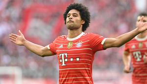 Serge Gnabry. Sayap kanan Jerman berusia 26 tahun ini didatangkan Arsenal dari Stuttgart U-17 pada awal musim 2011/2012 dengan nilai transfer 100 ribu euro dan langsung memperkuat tim muda Arsenal U-18. Pada awal musim 2013/2014 ia dipromosikan dari tim U-18 langsung ke tim senior Arsenal. Setelah 2 musim, pada awal 2015/2016 ia dipinjamkan ke West Bromwich Albion selam setengah musim. Pada awal musim 2016/2017 Arsenal akhirnya melepasnya ke Werder Bremen dengan mahar 5 juta euro. Kini ia menjadi bagian skuat Bayern Munchen sejak awal musim 2017/2018. (AFP/Kerstin Joensson)