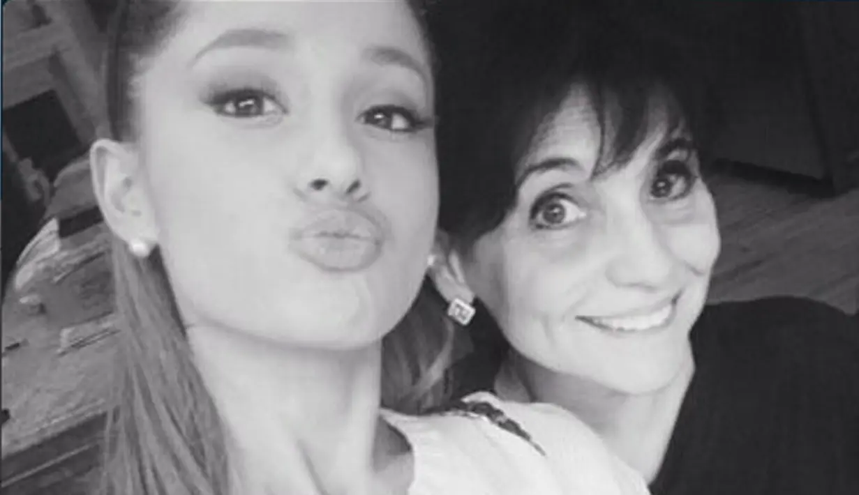 Rasa trauma dan khawatir memang terus mengikuti kehidupan Ariana Grande pasca ledakan bom yang terjadi di Manchester, tepatnya saat Ariana melangsungkan konser musiknya. (Twitter/joangrande)