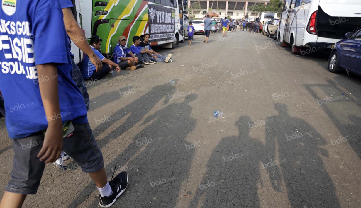 Viking, salah satu elemen besar suporter pendukung Persib dengan rasa percaya diri memasuki area Stadion Si Jalak Harupat, Soreang Bandung. Mereka seakan amat yakin Maung Bandung akan memenangi pertandingan kontra Bali United.(Bola.com/Nicklas Hanoatubun)