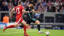 Pemain Real Madrid, Marco Asensio mencetak gol untuk timnya ke gawang Bayern Munchen pada leg pertama semifinal Liga Champions di Allianz Arena, Rabu (25/4). Real Madrid berhasil menumbangkan Bayern Munchen 2-1. (Andreas Gebert/dpa via AP)