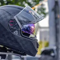 Jangan meletakkan helm di kaca spion