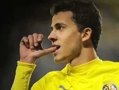 Villarreal's Brazilian forward Nilmargestures as he celebrates his goal during the Spanish league football match Villareal CF vs RCD Mallorca on December 18, 2010 at El Madrigal stadium in Villareal. AFP PHOTO/ JOSE JORDAN 