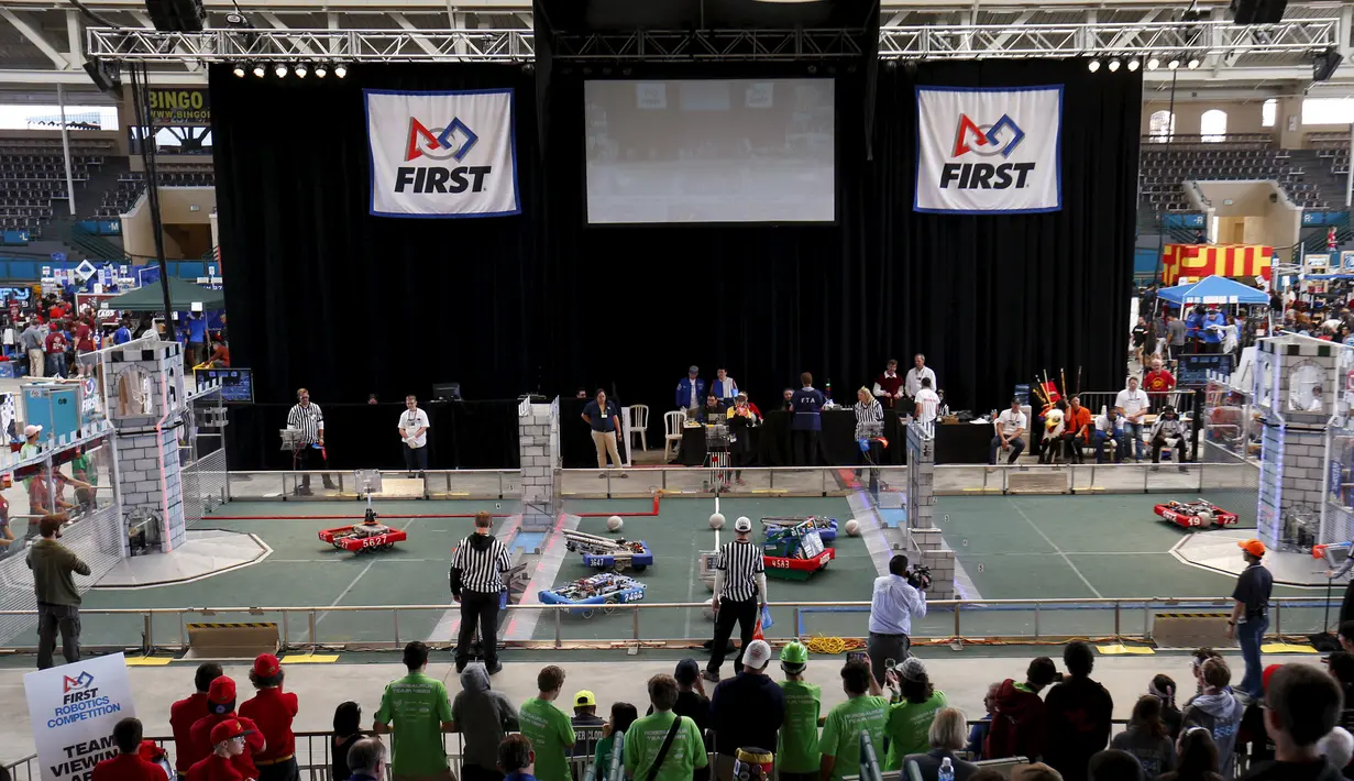 Sejumlah siswa SMA saat bertanding dalam kompetisi robot San Diego Regional FIRST Robotics di Del Mar, California (4/3). Kompetisi tahunan San Diego ke-10 ini diikuti oleh puluhan tim dari SMA di AS. (REUTERS / Mike Blake)