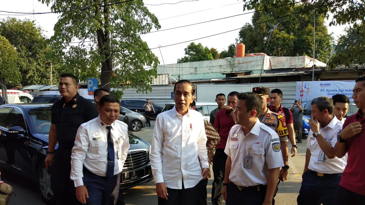 Presiden Joko Widodo atau Jokowi Saat Tiba di Stasiun Pasar Senen, Jakarta, Jumat (31/5/2019). (Foto: Ady Anugrahadi)