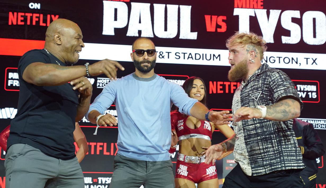 Tapi, kemudian Paul yang gantian mendorong Tyson. Iron Mike pun hanya tertawa melihat aksi Paul. (TIMOTHY A. CLARY / AFP)