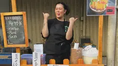 Terlihat di foto ini, Talitha Curtis tak hanya menjual risol, tetapi juga menjual rice bowl. Lewat keterangan unggahannya, artis FTV berusia 22 tahun ini ungkap jika ini merupakan perjalanan barunya. Tak hanya bisa dibeli secara offline, risol Talitha Curtis ini juga sudah tersedia di aplikasi ojek online. Dengan begitu, pembeli rumahnya jauh dari lokasi bisa membeli jajanan Talitha. (Liputan6.com/IG/@talithacurtis_)