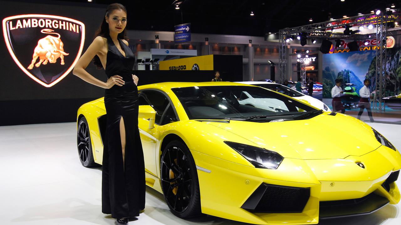 20160322-Wanita Seksi Temani Mobil-mobil Mewah di BIMS 2016 