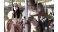 Seperti di film My Idiot Brother, di kehidupan nyata, Adila Fitri juga mempunyai kakak yang berkebutuhan khusus.