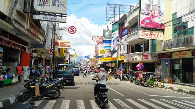 Meskipun telah menerapkan aturan sosial distancing, suasana siang hari nampak tetap ramai di pusat perbelanjaan Garut Kota.