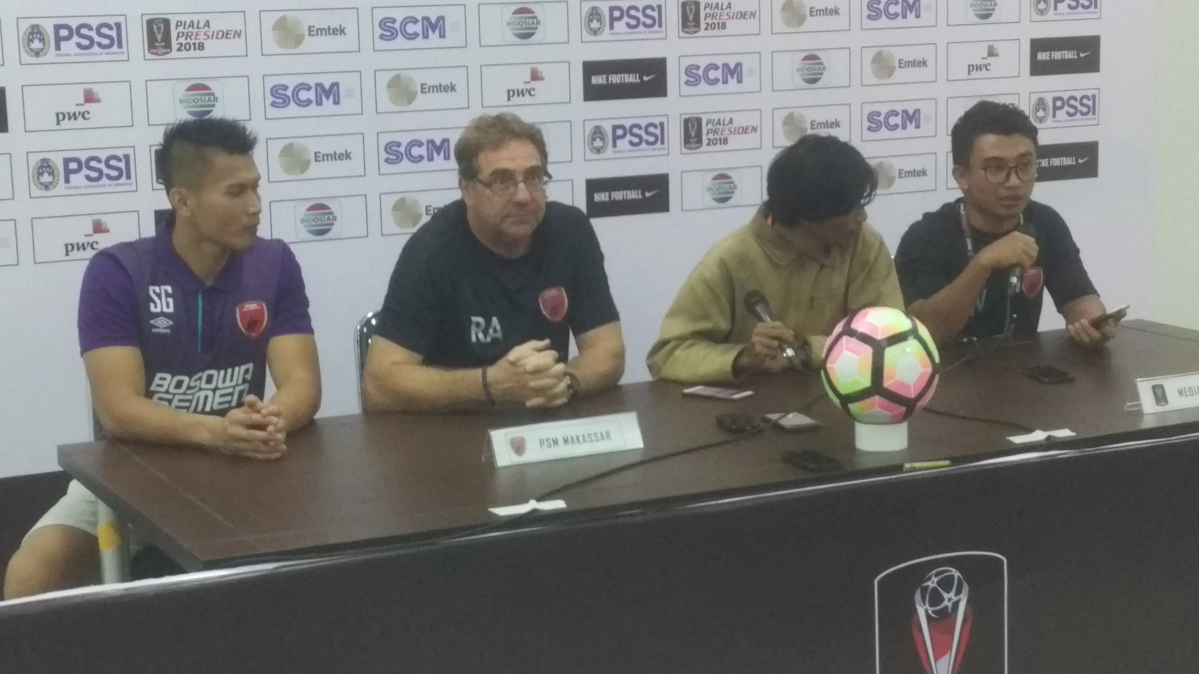 Pelatih PSM, Robert Rene Alberts (kedua dari kiri) saat jumpa pers usai laga PSMS vs PSM, Selasa (16/1/2017). (Liputan6.com/Kukuh Saokani)