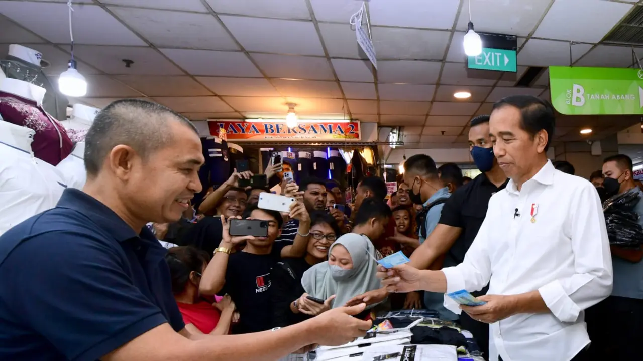 Presiden Joko Widodo atau Jokowi saat mengunjungi Sarinah, Jakarta,  Kamis (4/5/2023).
