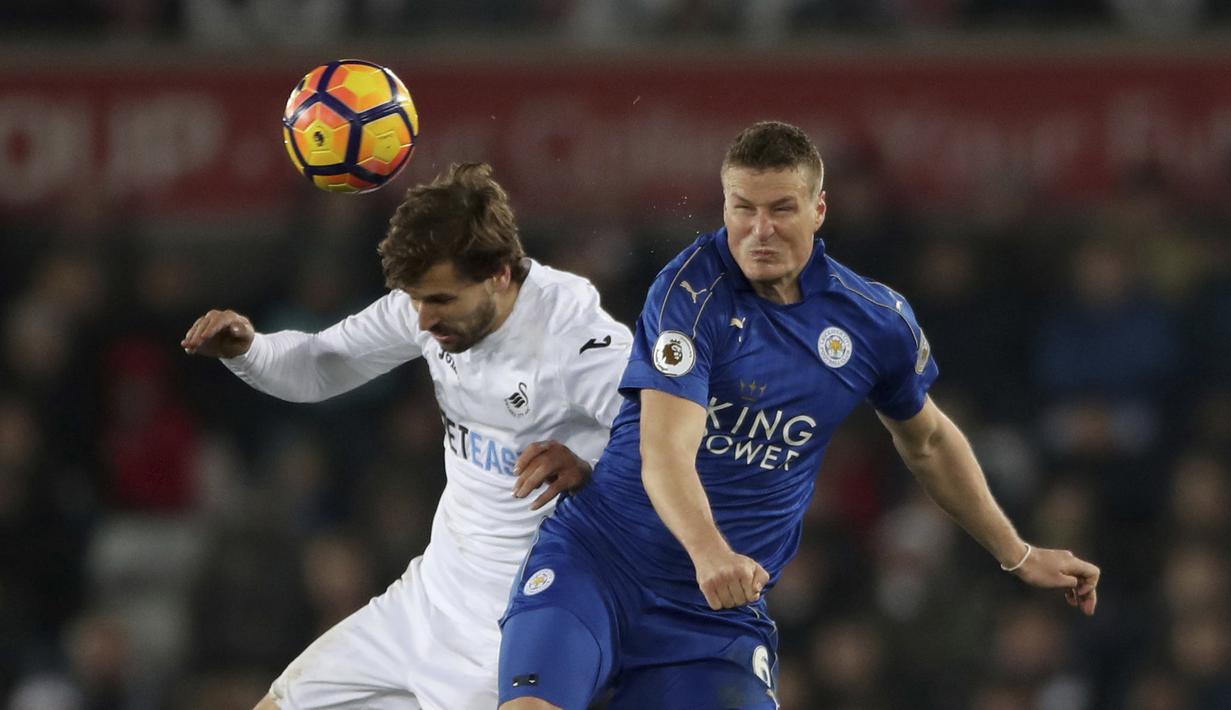 Duel pemain Swansea City, Fernando Llorente (kiri) dan pemain Leicester City, Robert Huth pada lanjutan Premier League di Liberty Stadium, Swansea, Wales,  (12/2/2017). Swansea menang 2-0. (Nick Potts/PA via AP)
