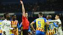 Wasit Javier Alberola Rojas memberikan kartu merah kepada pemain Valencia, Gabriel Paulista saat melawan Real Madrid pada laga Liga Spanyol di Stadion Santiago Bernabeu, (2/2/2023). Real Madrid meraih kemenangan penting pada pekan ke-17 Liga Spanyol 2022/2023. (AFP/Javier Soriano)