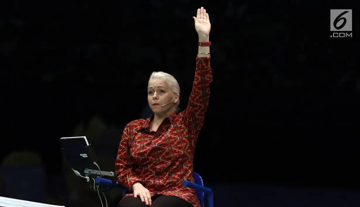Wasit asal Estonia, Iris Metspalu saat memimpin laga semifinal Indonesia Open 2017 di JCC Plenary Hall, Jakarta, Sabtu (17/6). Di semifinal Indonesia Open 2017, para wasit mengenakan kemeja batik lengan panjang. (Liputan6.com/Helmi Fithriansyah)