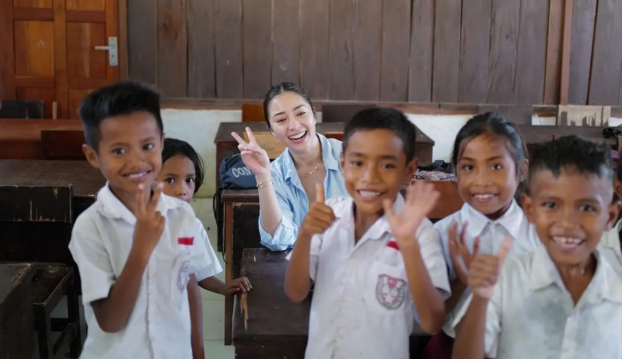 Kala itu, ia tampil kasual dengan long shirt warna biru cerah dipadu tank top Meski.gayanya sederhana, pesona kecantikannya tetap terpancar. [@nikitawilly94.]