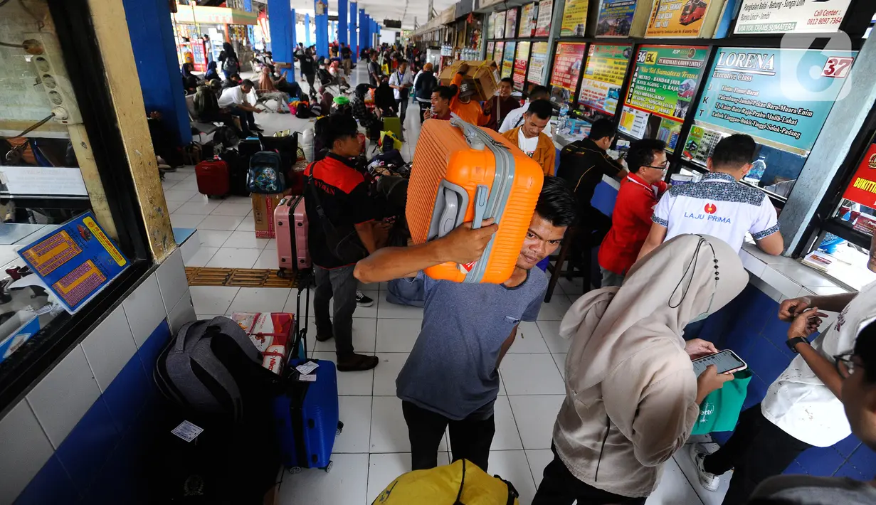 Terminal Kampung Rambutan mulai dipadati pemudik dalam empat hari terakhir. (medeka.com/Arie Basuki)