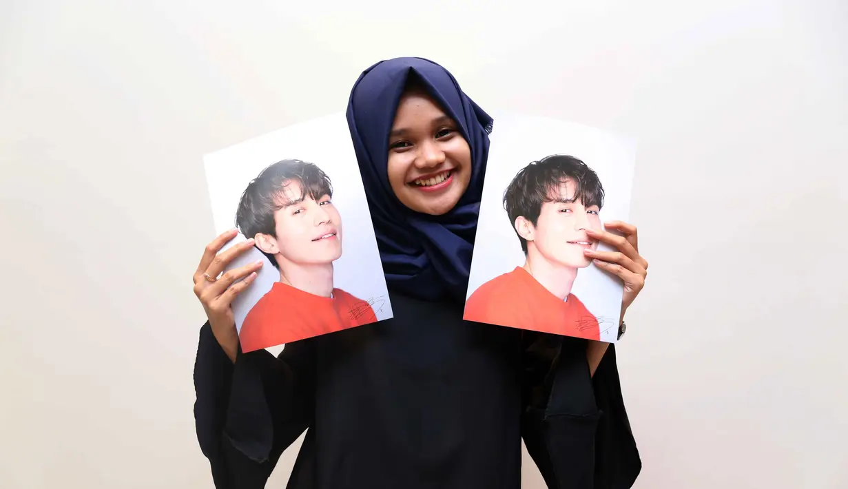Bertemu sang idola terkadang fans membawa barang kesukaannya, seperti yang dilakukan salah satu wanita berhijab ini. Ia membawa dua lembar foto Lee Doong Wook ke acara For My Dear ini. Selamat bertemu Lee Dong Wook, KPOPERS! (Nurwahyunan/Bintang.com)