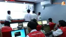 Di tempat ini segala aktivitas yang berhubungan dengan Commuter Line dapat dipantau dengan baik, termasuk posisi tiket kereta Commuter Line (Liputan6.com/Faisal R Syam)