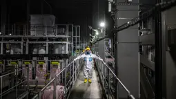 Kenichi Takahara, komunikator risiko dari perusahaan teknik dekontaminasi dan dekomisioning Fukushima Daiichi, mengunjungi sistem penghilangan multi-nuklida di Pembangkit Listrik Tenaga Nuklir (PLTN) Fukushima Daiichi milik Tokyo Electric Power Company (TEPCO) di Okuma, Prefektur Fukushima, Jepang, 20 Januari 2023. Situs ini menghasilkan 100.000 liter (3.500 kaki kubik) air yang terkontaminasi setiap hari. (Philip FONG/AFP)