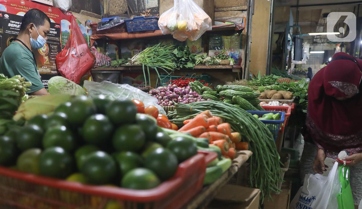 Pedagang sedang melayani pembeli di Pasar Cibubur, Jakarta, Kamis (16/6/2022). Berdasarkan pantauan di Pusat Informasi Harga Pangan Strategis Nasional (PIHPS), terpantau ada beberapa kebutuhan pokok yang harganya naik. (Liputan6.com/Herman Zakharia)
