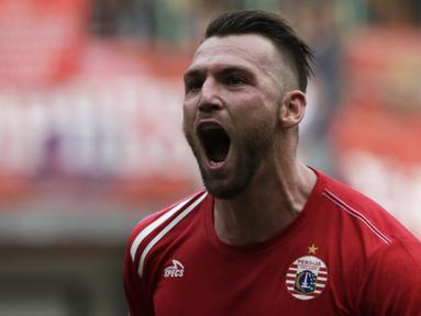 Striker Persija Jakarta, Marko Simic, merayakan gol yang dicetaknya ke gawang 757 Kepri Jaya pada laga Piala Indonesia di Stadion Patriot Bekasi, Jawa Barat, Rabu (23/1). Persija menang 8-2 atas Kepri. (Bola.com/Yoppy Renato)