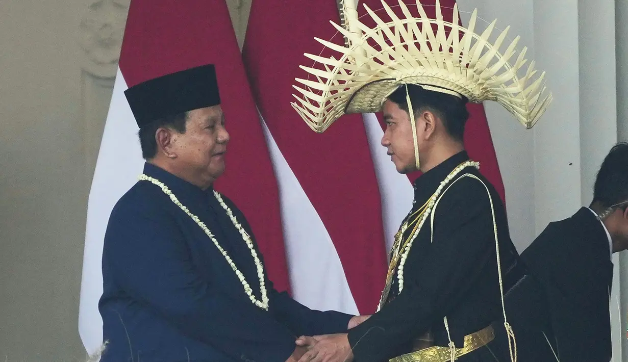 Presiden Prabowo Subianto bersalaman dengan Wakil Presiden Gibran Rakabuming Raka dalam upacara pengibaran bendera memperingati HUT ke-81 kemerdekaan RI di Istana Merdeka, Jakarta, Indonesia, Senin, 17 Agustus 2026. (Foto AP/Tatan Syuflana)
